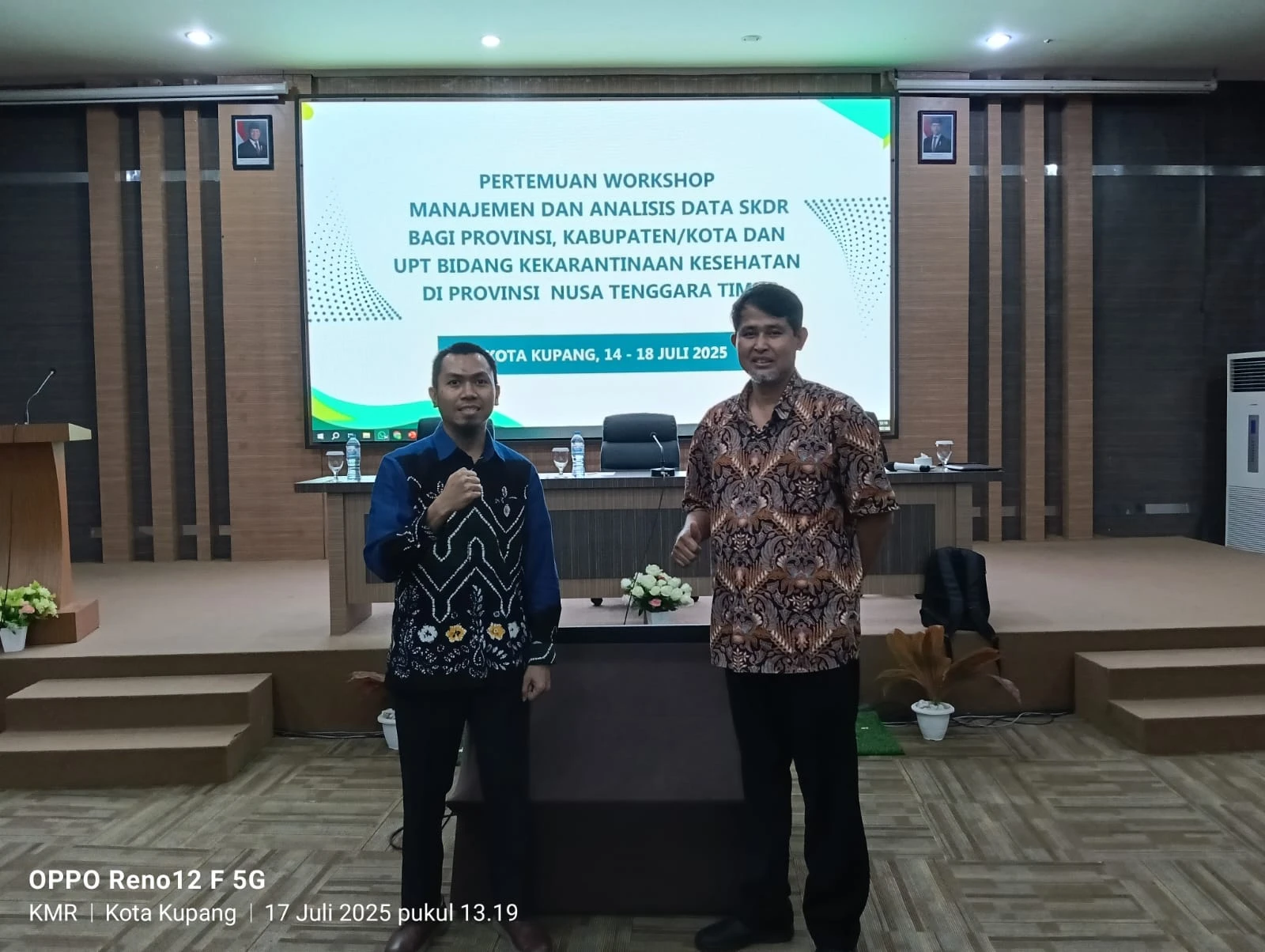 Muhammad Rachmat (kiri), dosen Departemen Promosi Kesehatan dan Ilmu Perilaku FKM Unhas, bersama Manjilala (kanan) dari Poltekkes Kemenkes Makassar, saat menjadi fasilitator dalam Workshop Manajemen dan Analisis Data SKDR di Kupang (17 Juli 2025). Kegiatan ini memperkuat kapasitas petugas kesehatan provinsi, kabupaten/kota, dan UPT kekarantinaan kesehatan dalam mengkomunikasikan data untuk perubahan perilaku, sebagai bagian dari program nasional Direktorat Surveilans dan Karantina Kesehatan Kemenkes RI dengan dukungan Global Fund ATM Malaria. Kredit: FKM Unhas.